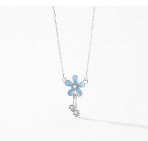 Détail du collier en argent S925 avec pendentif fleur bleue et cristaux suspendus