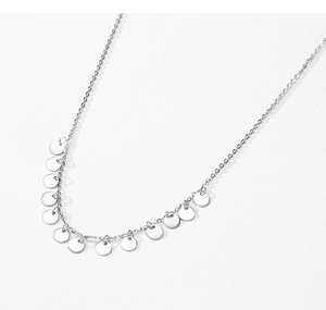 Détail macro d'une chaîne en argent sterling S925 avec des paillettes rondes polies