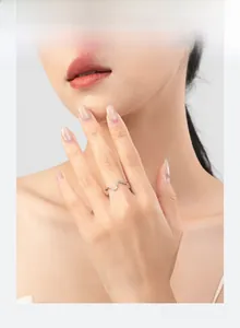 Macro di anello ondulato in argento S925 con micro-pave di cristalli per un look moderno