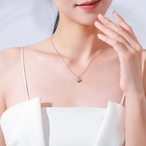 Collier minimaliste en argent s925 avec pendentif cœur sur chaîne à billes porté par mannequin