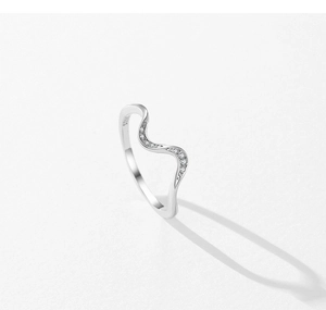 Dettaglio dell'anello ondulato in argento S925 con zirconi incastonati dal design moderno