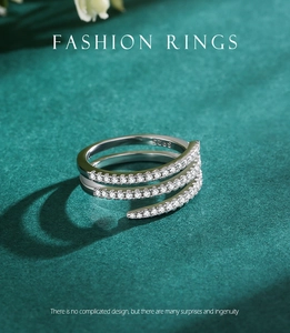 Vue macro d'une bague triple rang en argent S925 avec micro-pavage de cristaux fins