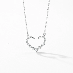 Collier cœur minimaliste en argent S925 avec zircons cubiques pavés sur une chaîne fine