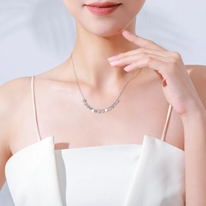 Élégant collier en argent sterling S925 avec pendentifs paillettes sur un mannequin