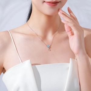 Collier en argent S925 avec pendentif fleur bleu clair et détails en diamants brillants