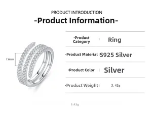 Détail d'une bague triple rang en argent S925 sertie de micro-diamants étincelants
