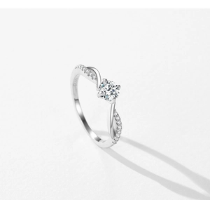 Close-up of S925 sterling silver ring featuring a twisted band and 1ct cubic zirconia