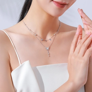 Collier double couche en argent S925 avec pendentif papillon et détails de glands