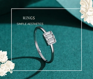 Détail de trois zircons rectangulaires sertis dans une bague minimaliste en argent S925