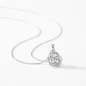Elegante Halskette aus S925 Sterlingsilber mit funkelnder Zirkonia-Blüte auf weißem Grund