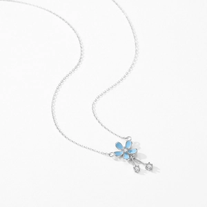 Collier minimaliste en argent sterling S925 avec pendentif fleur bleu clair à cinq pétales