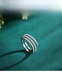 Vue détaillée de la bague double couche en argent S925 avec micro-pavage de diamants