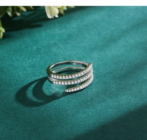 Détail macro d'une bague en argent S925 avec plusieurs rangées de zircons pavés fins