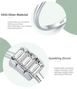 Gros plan sur la bague en argent S925 avec trois zircons cubiques de taille baguette