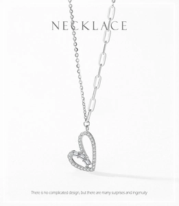 Détail du collier cœur en argent s925 avec chaîne trombone asymétrique et cristaux pavés