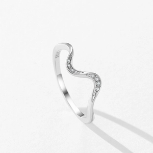 Anello a onda in argento sterling S925 con pavé di zirconi cubici scintillanti