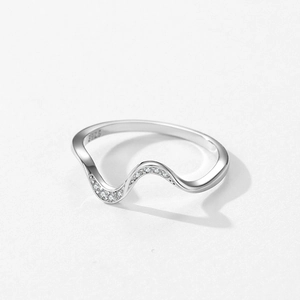 Anello ondulato in argento S925 con zirconi micro-pavé, design elegante e minimalista
