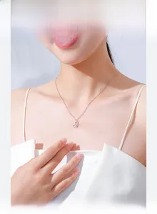 Détail du collier pendentif cœur en argent s925 avec diamants pavés sur mannequin