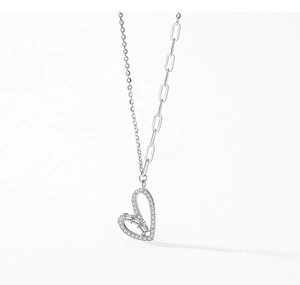 Détail du pendentif cœur en argent S925 serti de diamants et chaîne trombone asymétrique