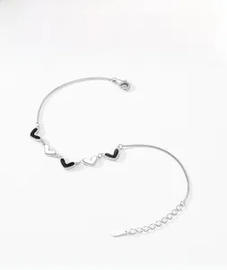 Détail macro du bracelet cœur en argent S925 avec émail noir et poinçon d'authenticité
