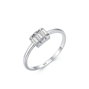 Bague en Argent Sterling 925 avec Zirconia Baguette pour Femme Esthétique Simple Rectangle Trois Pierres Micro Incrusté Bijoux de Mode Cadeau