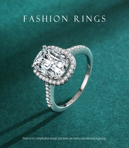 Dettaglio anello halo in argento S925 con pietra taglio cushion e pavé di zirconi