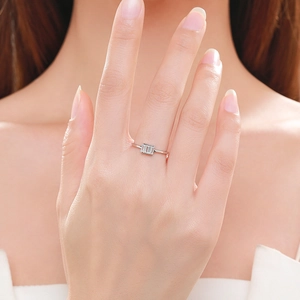 Bague minimaliste en argent S925 avec trois oxydes de zirconium rectangulaires portés
