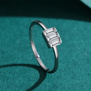 Bague en argent S925 avec trois pierres taille baguette sur anneau poli brillant
