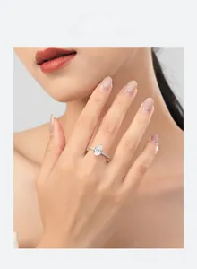 Détail macro d'une bague de fiançailles en forme de poire avec pavé de diamants