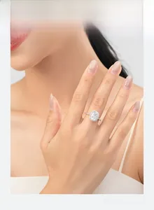 Dettaglio dell'anello halo S925 in argento 3ct taglio princess indossato al dito