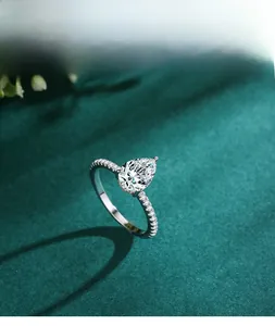 Vue détaillée de la bague goutte d'eau en argent avec pavage de diamants brillants
