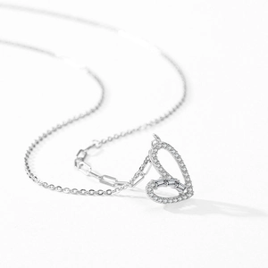 Collier cœur en argent S925 avec pavé de zircons et cristal rectangulaire sur blanc