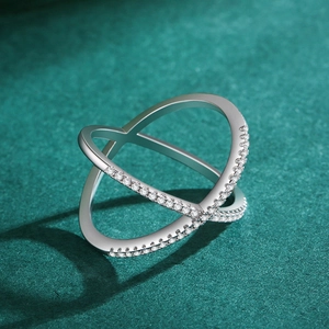 Elegant s925 silver X-shaped criss-cross ring with pavé-set shimmering zircon stones