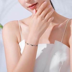 Bracelet élégant en argent sterling s925 pour femmes avec cœurs en émail noir