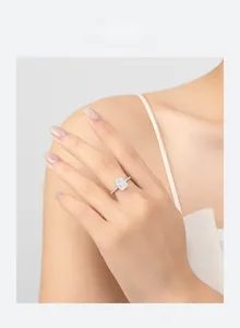 Makro-Detail eines Silberrings im Radiant-Schliff am Finger mit Mikro-Pavé-Diamanten