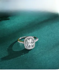 Macro di anello in argento S925 con zircone taglio princess su tessuto verde scuro