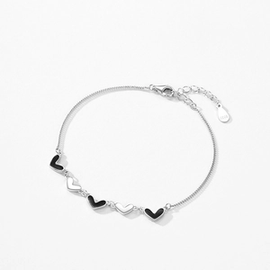 Bracelet minimaliste en argent sterling S925 avec cœurs en émail noir et fermoir mousqueton