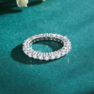 Eternity band in S925 sterling silver with sparkling round-cut crystals on green velvet