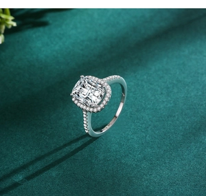 Vista macro dell'anello halo da 3 carati in argento S925 con brillanti diamanti laterali