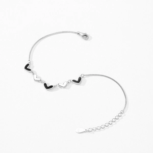 Bracelet en argent sterling S925 avec cinq breloques en forme de cœur en émail noir