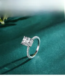 Nahaufnahme des Rings mit rechteckigem CZ und Pavé-Besatz auf dunkelgrünem Samt