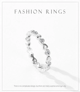 Détail d'une bague en argent S925 avec motifs de cœurs et zircons scintillants