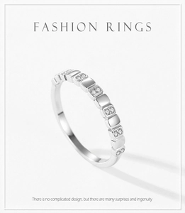 Détail d'une bague géométrique en argent S925 ornée de micro-pavés en oxyde de zirconium