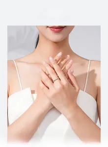 Gros plan d'une bague fine en argent S925 avec zircons portée par un mannequin chic