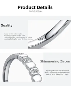 Gros plan du poinçon S925 et du zircon cubique sur la bague minimaliste en argent