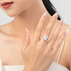 Lussuoso anello in argento S925 con halo taglio cushion e accenti di diamanti brillanti
