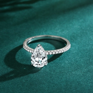 Bague élégante en argent S925 taille poire avec anneau pavé de diamants sur fond vert