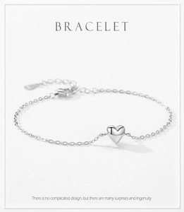Détail macro du bracelet cœur en argent S925 avec chaîne réglable et fermoir mousqueton