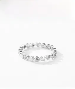Gros plan d'une bague en argent S925 avec maillons en cœur et pierres de zircone