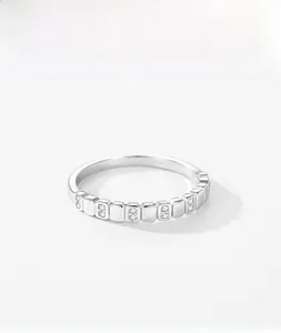 Détail de la bague géométrique en argent S925 avec pavage de micro-diamants fins